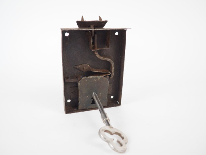 Serrure ancienne en fer forgé, avec sa clé.