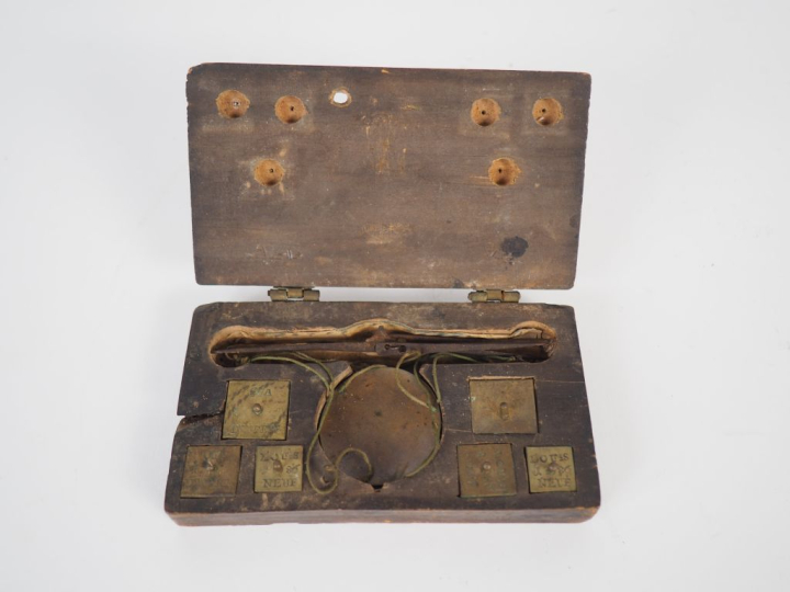 Trébuchet en laiton dans son coffret en bois, avec ses poids. Dim. 2,5
