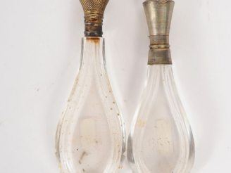 Vente aux enchères Deux différents flacons à sels en verre ou cristal, monture en argent 