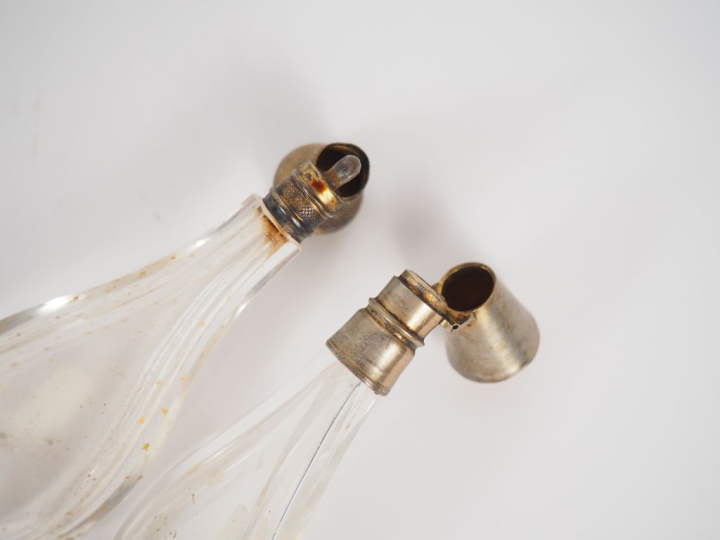 Deux différents flacons à sels en verre ou cristal, monture en argent 
