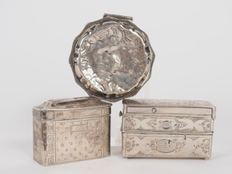 Vente aux enchères Trois différentes boites à pilules en argent à décor ciselé de rinceau