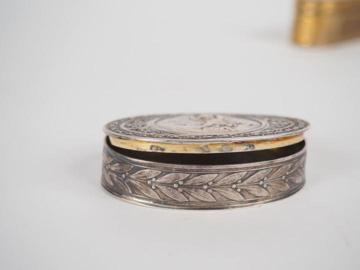 Boite XIXème de style Louis XVI en argent 925 à décor dans une réserve