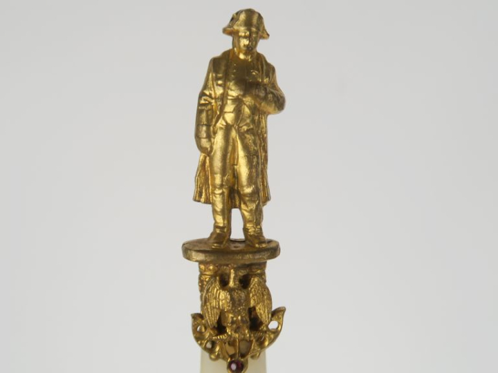 Ouvre-lettres XIXème en métal doré et nacre figurant Napoléon surmonta