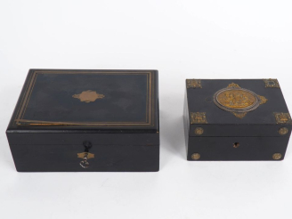 Vente aux enchères Deux coffrets Napoléon III en bois noirci et bois de placage, ornement