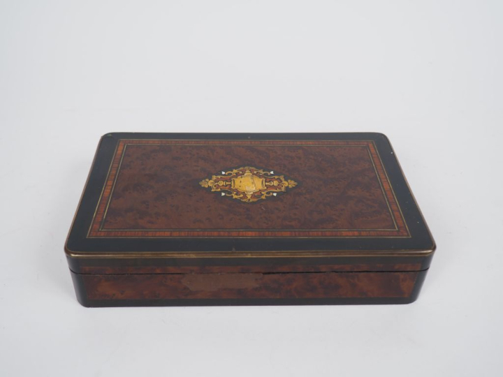 Coffret Napoléon III en marqueterie Boulle. Dim. 5 x 21,5 x 13 cm. (Re
