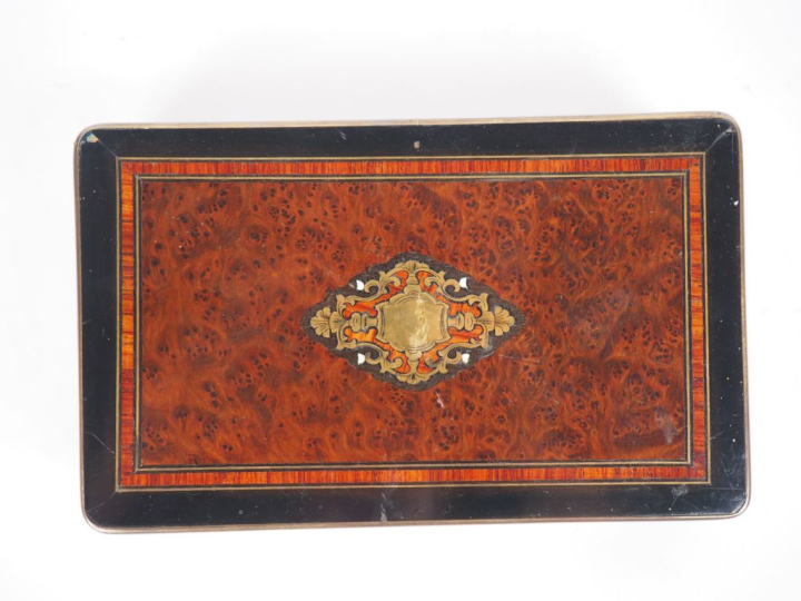 Coffret Napoléon III en marqueterie Boulle. Dim. 5 x 21,5 x 13 cm. (Re