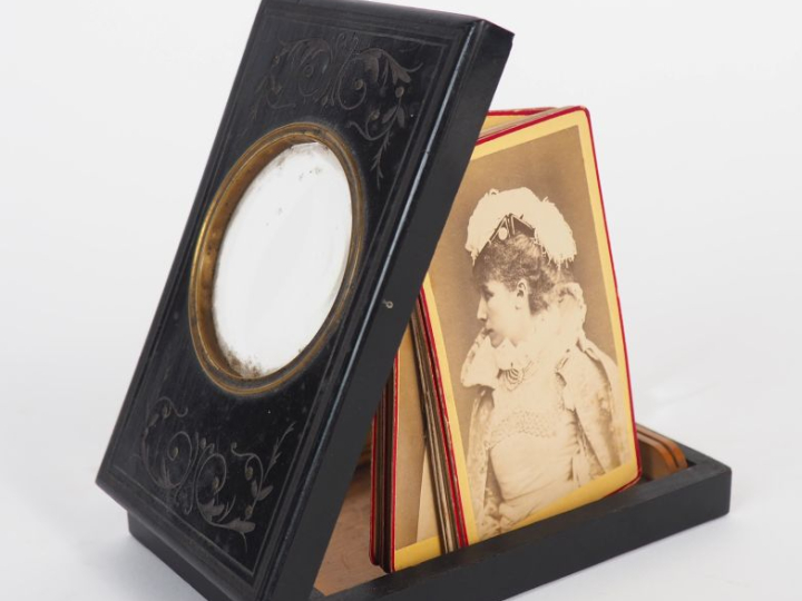 Visionneuse Napoléon III en bois noirci et verre grossissant à décor g