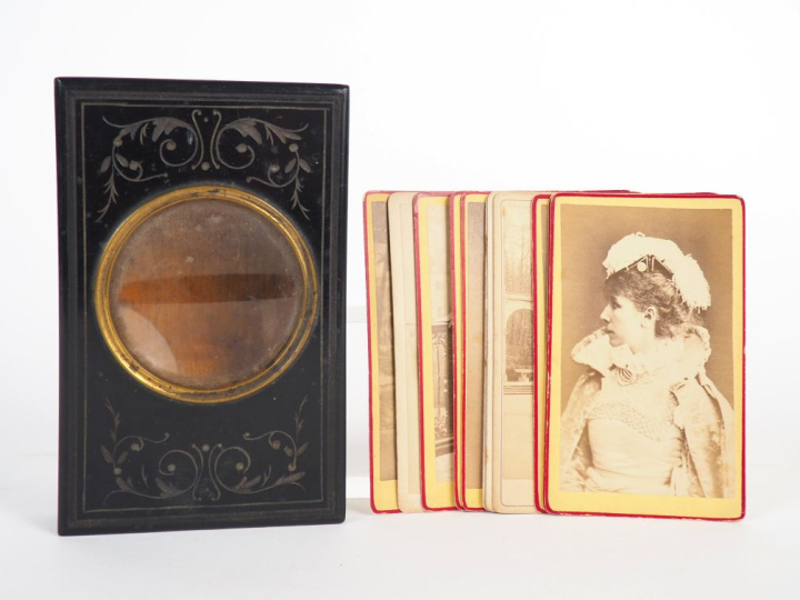 Visionneuse Napoléon III en bois noirci et verre grossissant à décor g