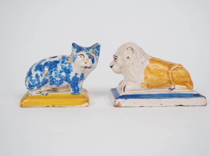 Deux encriers en faïence de Martres, "chien et chat assis". Dim. 7 x 1
