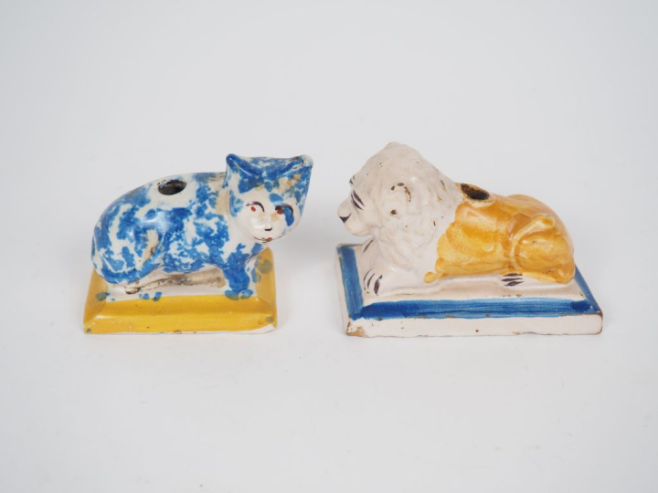 Deux encriers en faïence de Martres, "chien et chat assis". Dim. 7 x 1