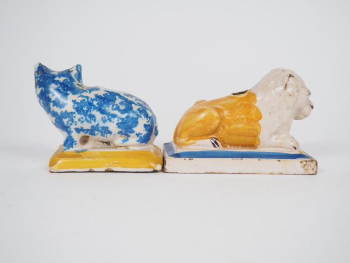 Deux encriers en faïence de Martres, "chien et chat assis". Dim. 7 x 1