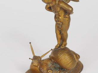 Vente aux enchères Sujet fin XIXème - début XXème en bronze, "angelot perché sur un escar