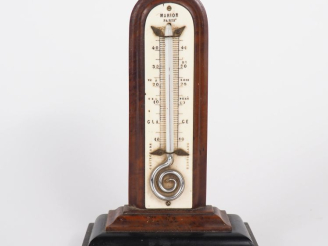 Vente aux enchères MARION à Paris. Baromètre en bois. Signé. H.  17 cm.
