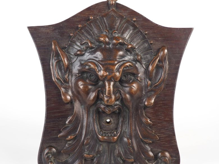 Elément de fontaine en bronze monté sur une plaque en bois, "Gargouill