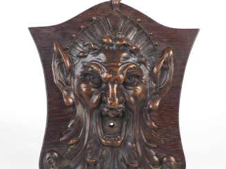 Vente aux enchères Elément de fontaine en bronze monté sur une plaque en bois, "Gargouill