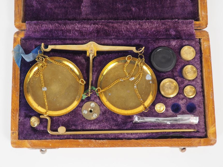 Balance d'apothicaire en laiton, dans son coffret garni de velours. Di