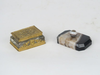 Vente aux enchères Boite à timbres de style Louis XVI en laiton doré et verre à décor d'u