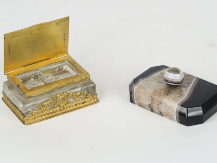 Boite à timbres de style Louis XVI en laiton doré et verre à décor d'u