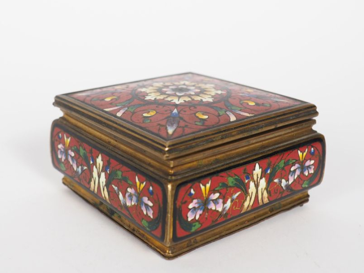 Boite 1900 en émaux polychromes cloisonnés à décor de fleurs boite à b