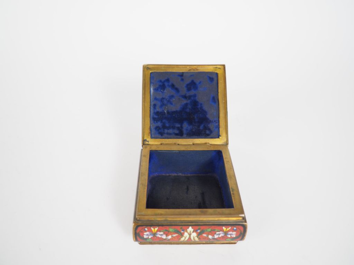 Boite 1900 en émaux polychromes cloisonnés à décor de fleurs boite à b