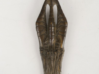Vente aux enchères COLMANT. Ouvre-lettres en bronze figurant une écrevisse. Signé. L. 22 