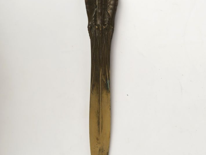 COLMANT. Ouvre-lettres en bronze figurant une écrevisse. Signé. L. 22 