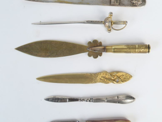 Vente aux enchères 6 ouvre-lettres en bronze doré, laiton ou métal argenté. L. de 11 à 17