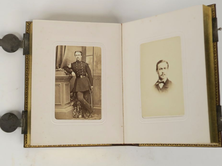 Album photo fin XIXème, reliure en cuir brun à décor de motifs géométr