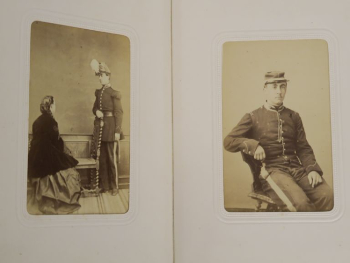 Album photo fin XIXème, reliure en cuir brun à décor de motifs géométr