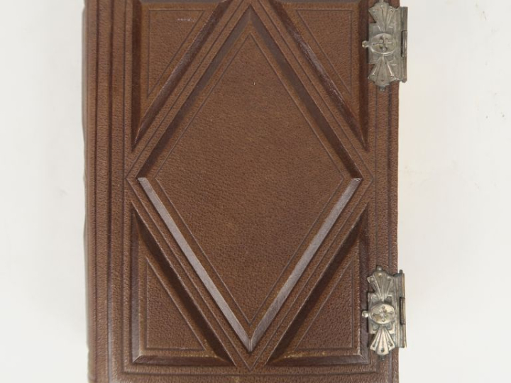 Album photo fin XIXème, reliure en cuir brun à décor de motifs géométr