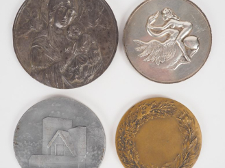 Vente aux enchères 4 médailles en bronze, métal argenté ou étain. Diam. 5 à 6 cm.