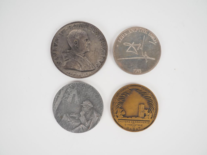 4 médailles en bronze, métal argenté ou étain. Diam. 5 à 6 cm.