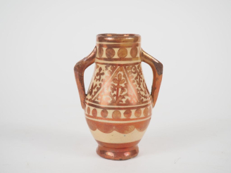 Vente aux enchères Poterie dans le goût de faïences lustrées hispano-mauresques. H. 11 cm