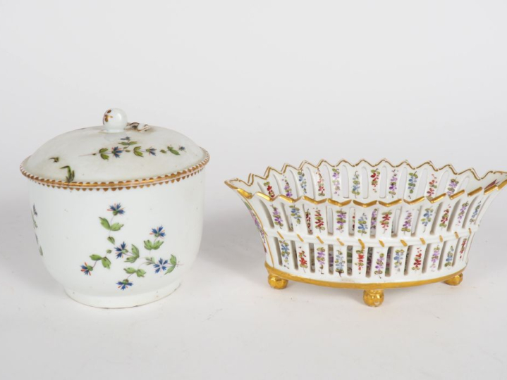 Sucrier XVIIIème en porcelaine décor aux barbeaux ( H.  11cm). petite 