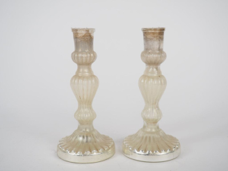Vente aux enchères Paire de bougeoirs de toilette en verre à reflets métalliques. H. 16,5