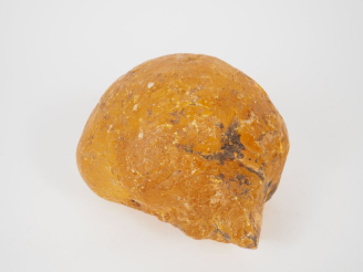 Vente aux enchères Bloc d'ambre brut. Dim. 14 cm. Poids.2180 g.