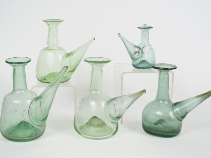 5 porrons en verre soufflé vert. H. de 12 à 20 cm. (Egrenures).