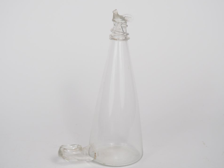 Mangeoire à oiseaux en verre soufflé, ornée d'un coq. H. 22 cm. (Accid