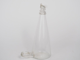 Vente aux enchères Mangeoire à oiseaux en verre soufflé, ornée d'un coq. H. 22 cm. (Accid