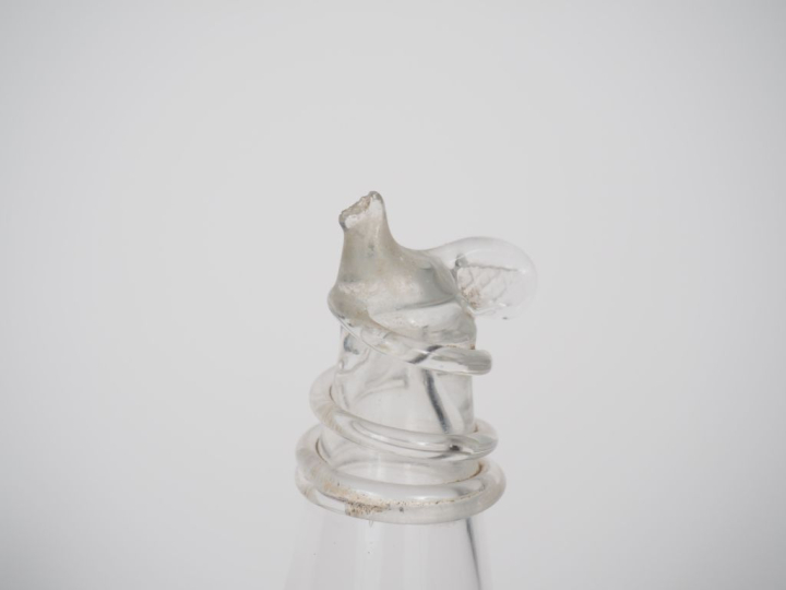 Mangeoire à oiseaux en verre soufflé, ornée d'un coq. H. 22 cm. (Accid