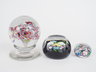 Vente aux enchères Trois boules sulfure en verre polychrome à décor floral, l'une formant
