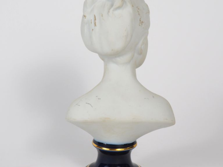 THARAUD à Limoges. "Jeune fille en buste". Sujet en biscuit et porcela