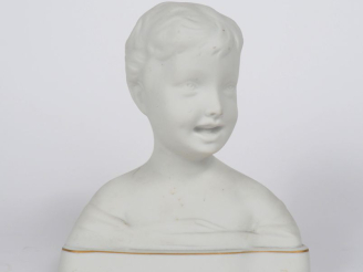 Vente aux enchères THARAUD à Limoges. Sujet en biscuit, "buste de jeune garçon". Signé. H