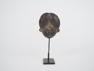 Vente aux enchères Statuette africaine en bronze, "visage féminin". Dim. 10,5 x 5 cm.