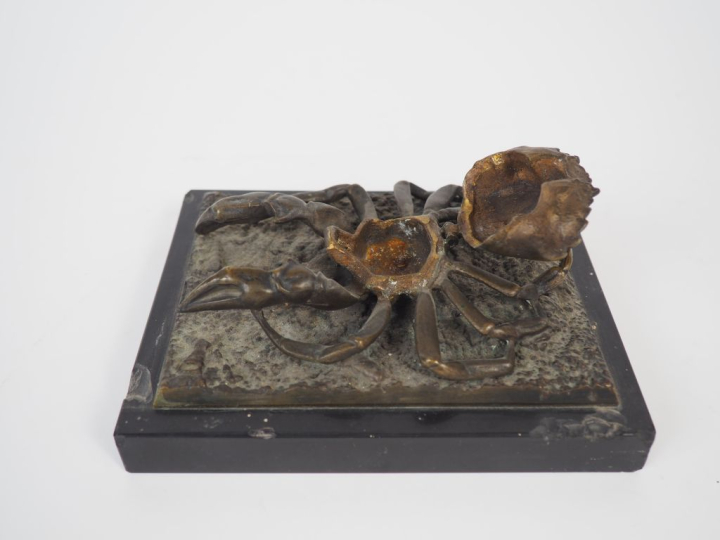 Presse-papier japonais en bronze figurant un cabre, coquille formant b
