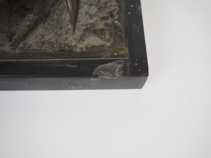 Presse-papier japonais en bronze figurant un cabre, coquille formant b
