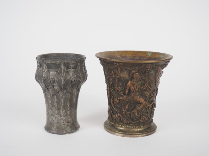KANN. Vase en étain à décor végétal. Signé. H. 12 cm.  On y joint un v