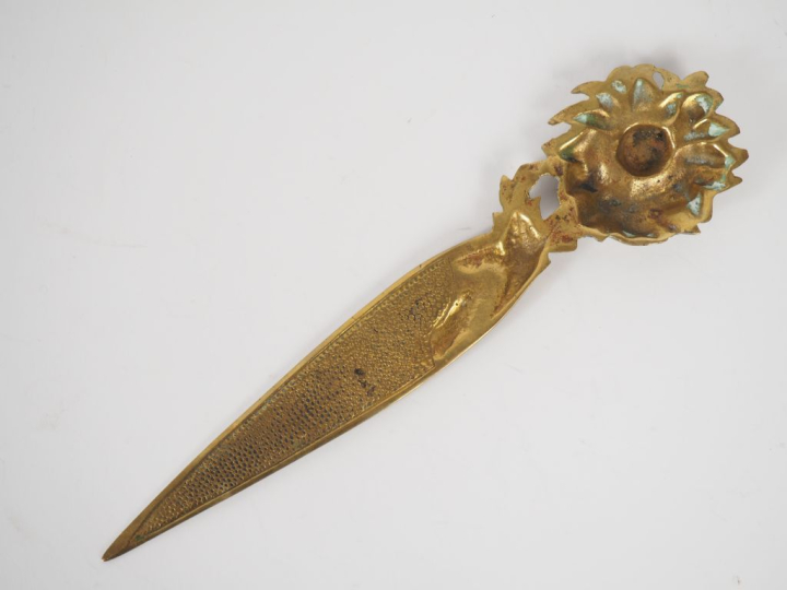 Ouvre-lettre 1900 figurant un tournesol en fleur. L. 23 cm.