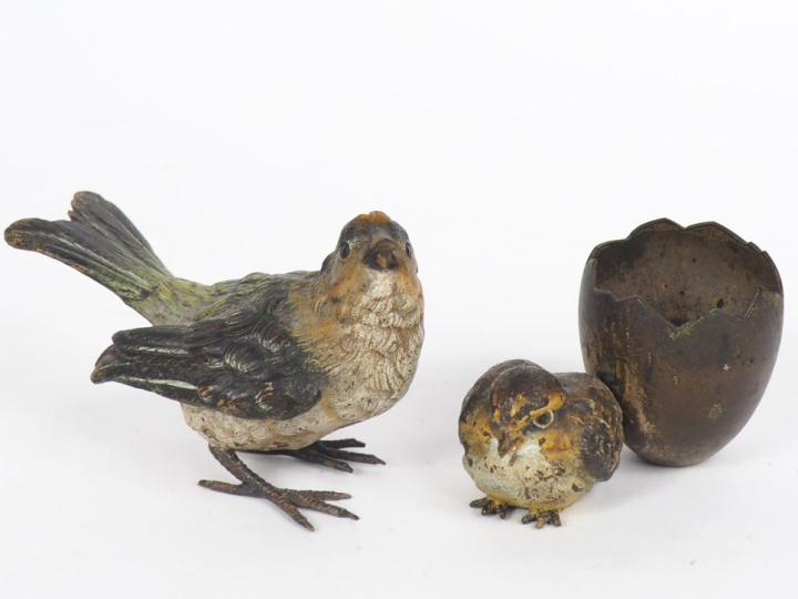 Deux sujets en bronze de Vienne, "moineau" et "oisillon sorti de son œ