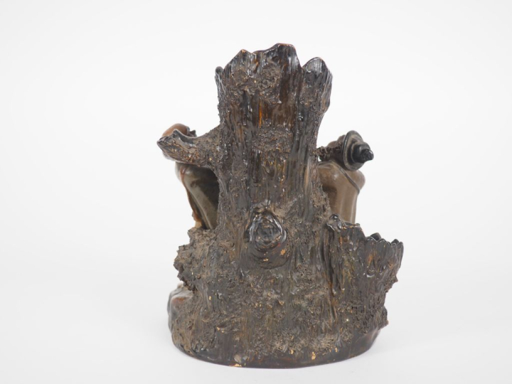 Sujet 1900 en stuc polychrome, "point d'honneur". Dim. 18 x 13 x 13 cm